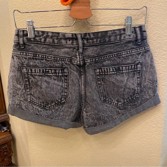 FOREVER 21 Women Gray Acid Wash Ripped Roll Up Jean Shorts Size 27 - Picture 4 of 6